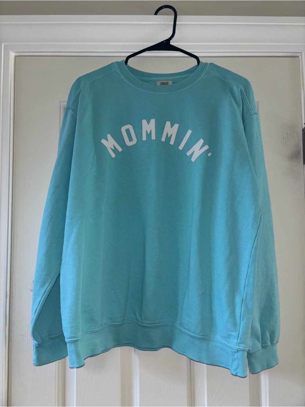 Comfort Colors Men's Crewneck Sweatshirt in Aqua with MOMMIN' Print